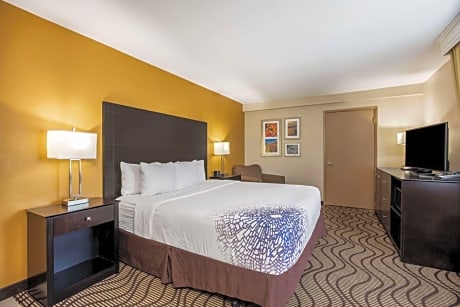 One-Bedroom Queen Room - Mobility Access/Non-Smoking