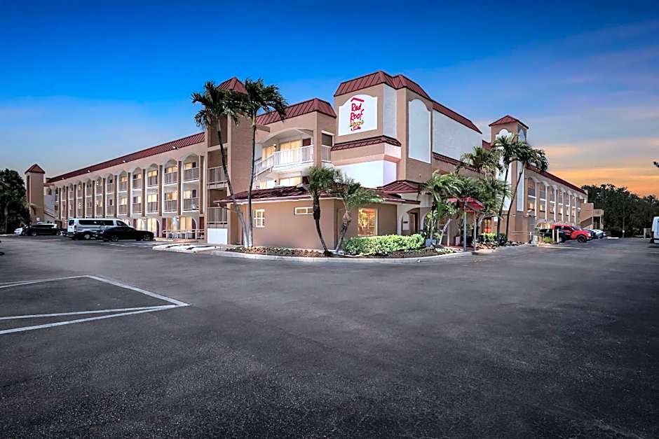 Red Roof PLUS+ & Suites Naples Downtown-5th Ave S