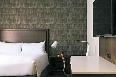 King Room - Concierge Level/High Floor/Mobility/Hearing Accessible with Tub