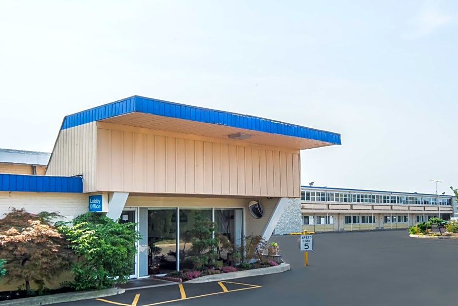 Days Inn by Wyndham Hicksville Long Island