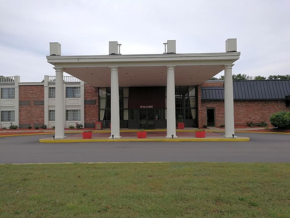 Mystic River Hotel & Suites