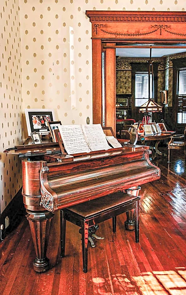 Classic Queen - Curry Mansion with Heated Pool