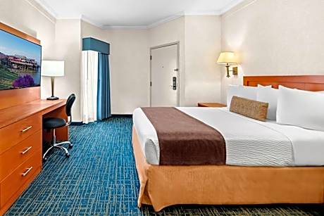 Suite Room with Three Queen Beds