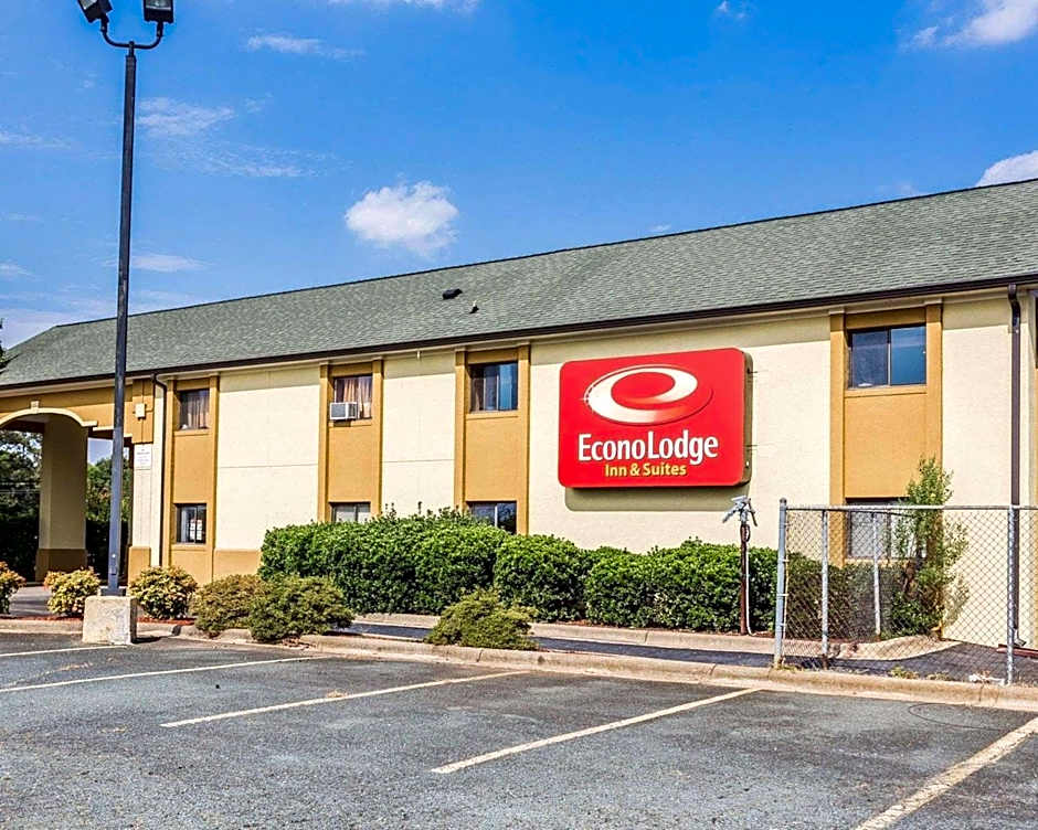 Econo Lodge Inn & Suites East