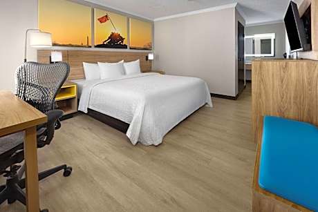 King Room with Mobility Access and Bathtub with Grab Bars, Non-Smoking