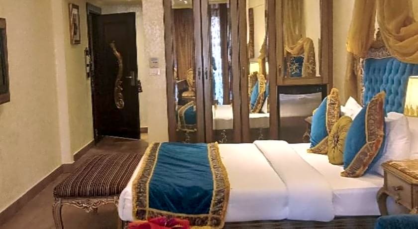 Q Hotel