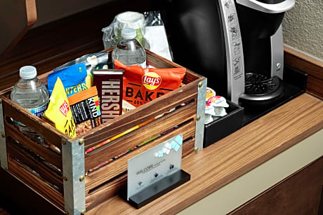 1 King Premium W/In-Room Drinks-Snacks