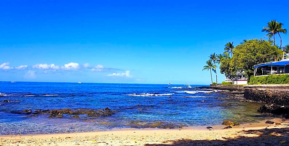 DOWNTOWN Hawaiian Theme Condo with Hot Tub, Pool & Beach - Kona Islander Inn