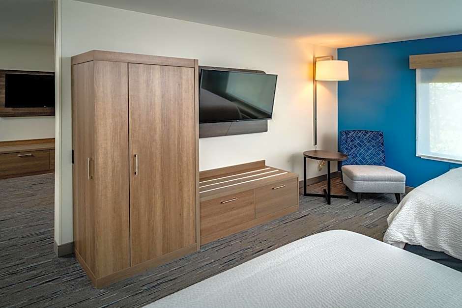 Holiday Inn Express & Suites Fairmont