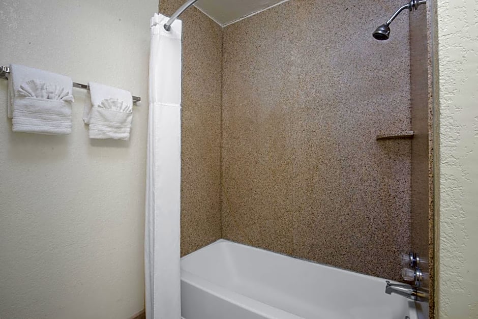 Days Inn & Suites by Wyndham Clovis