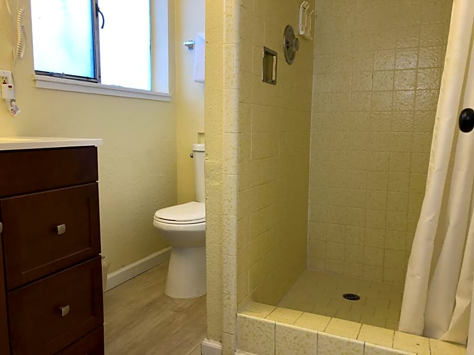 Cedar Inn & Suites