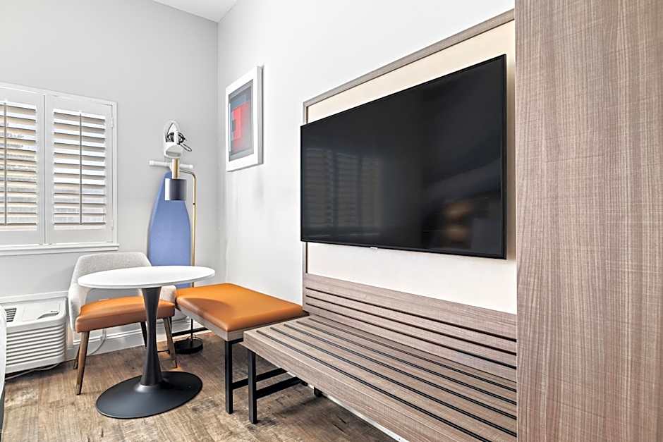Hotel Skye San Francisco Airport SFO FREE SHUTTLE!