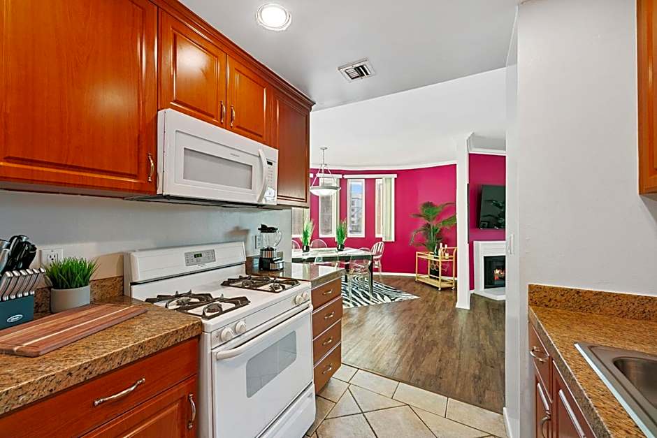 Beverly Hills Chic 2 bed 2bath with Patio and Parking 309