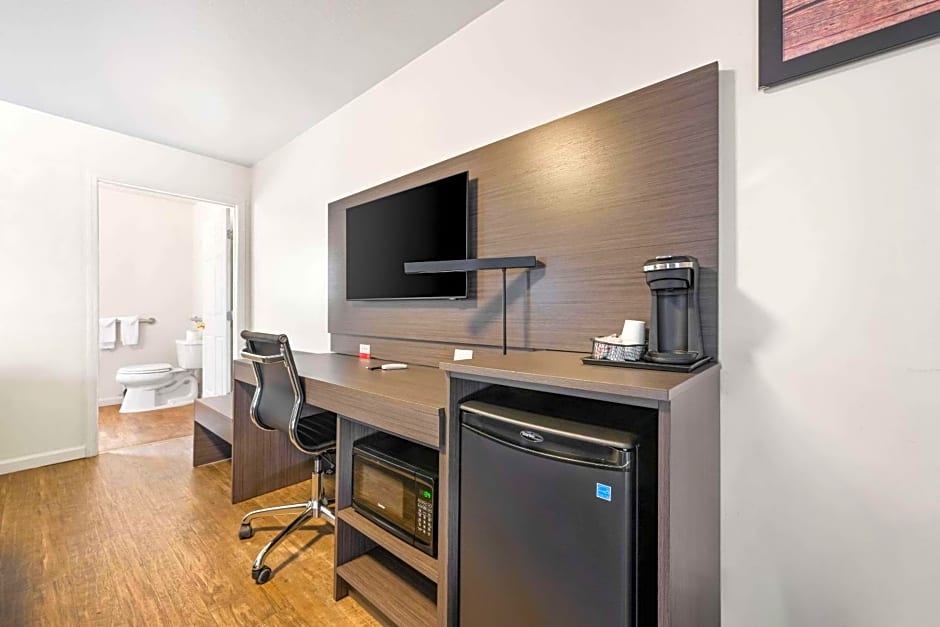 Econo Lodge Inn & Suites
