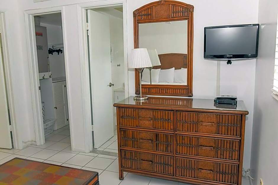 Aloha Condominium On the Intracoastal-Walk to the Beach