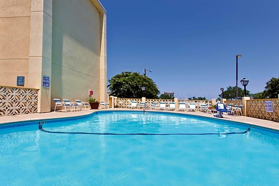 La Quinta Inn & Suites by Wyndham Charleston Riverview