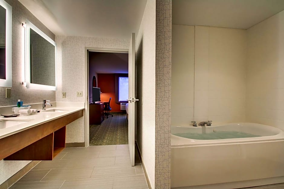 Holiday Inn Express & Suites LINCOLN EAST - WHITE MOUNTAINS