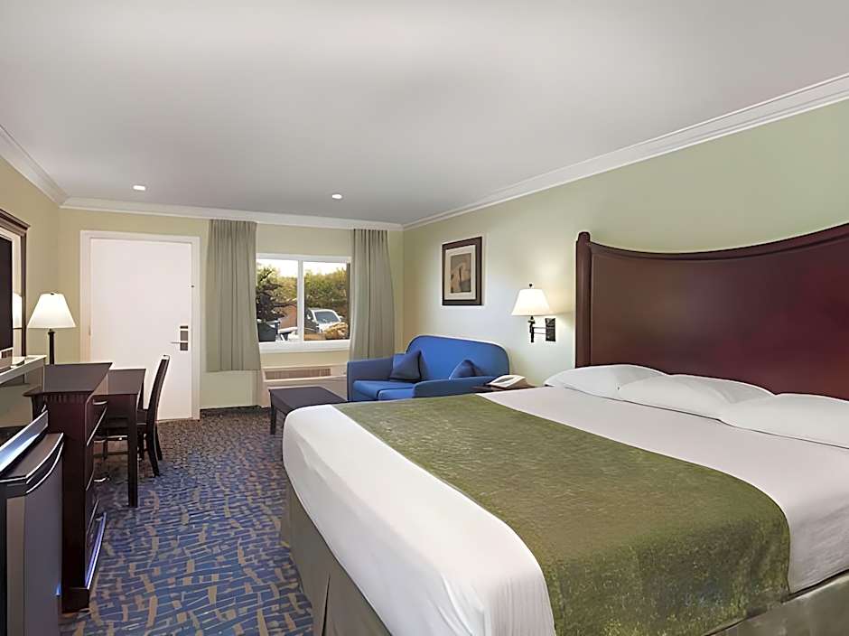 Travelodge by Wyndham Orange County Airport/ Costa Mesa