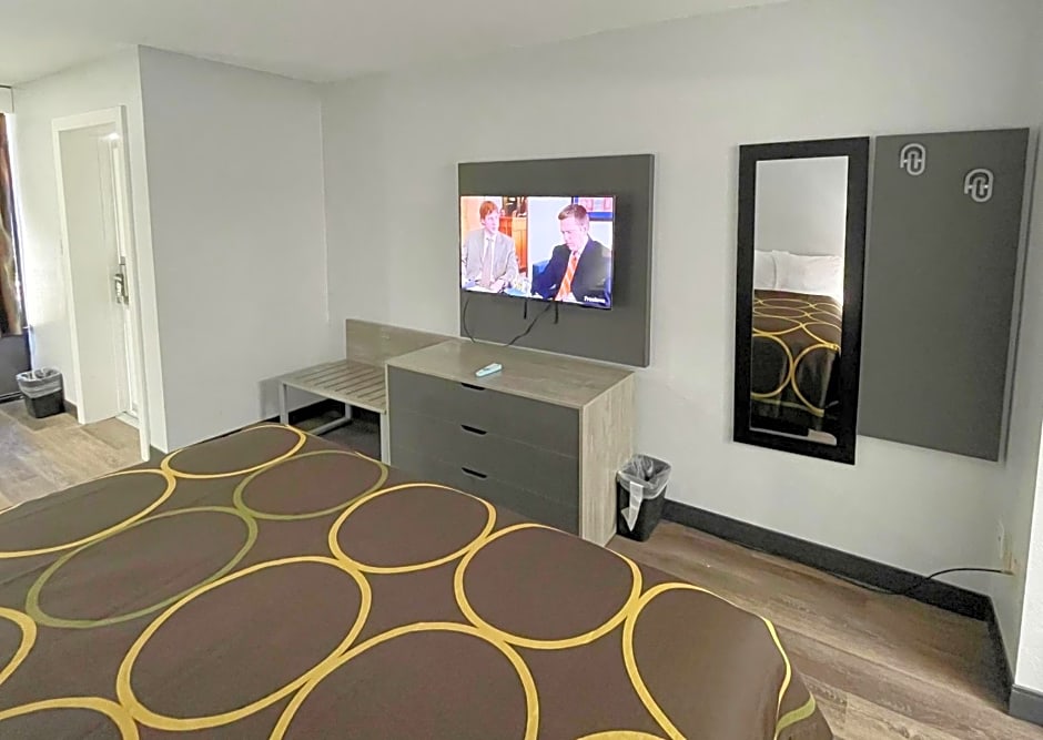 Super 8 by Wyndham Pigeon Forge Downtown