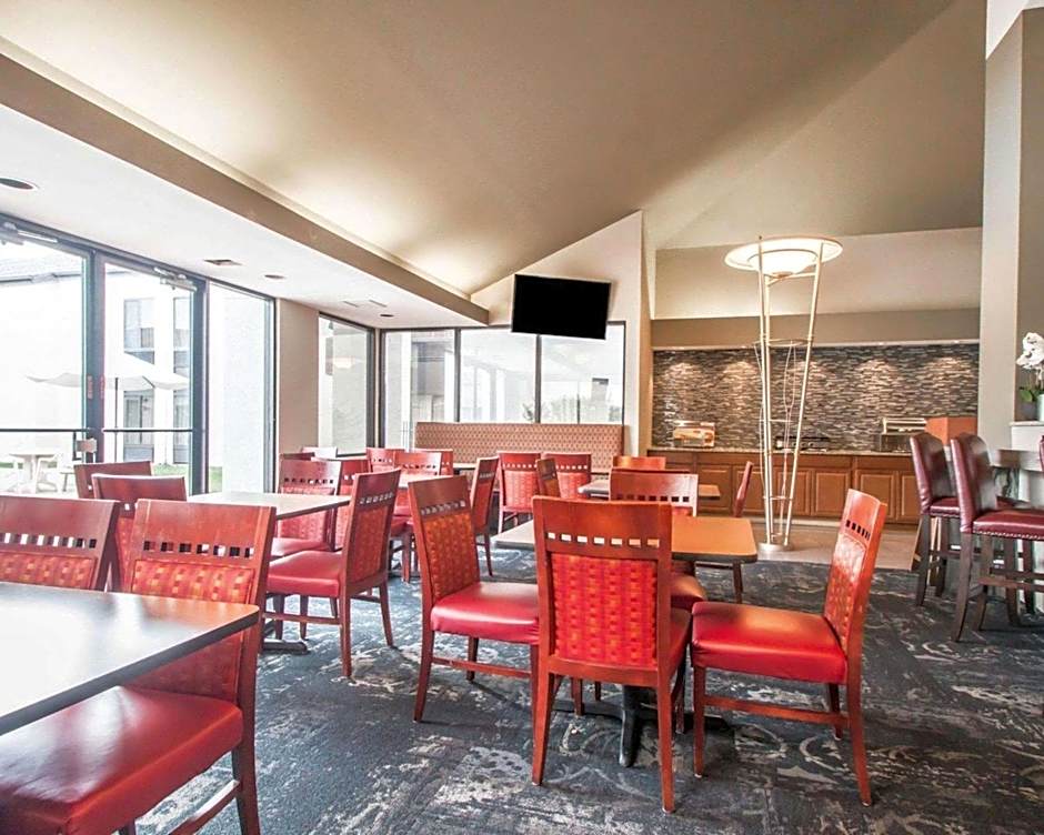 Greenstay Inn & Suites Court View