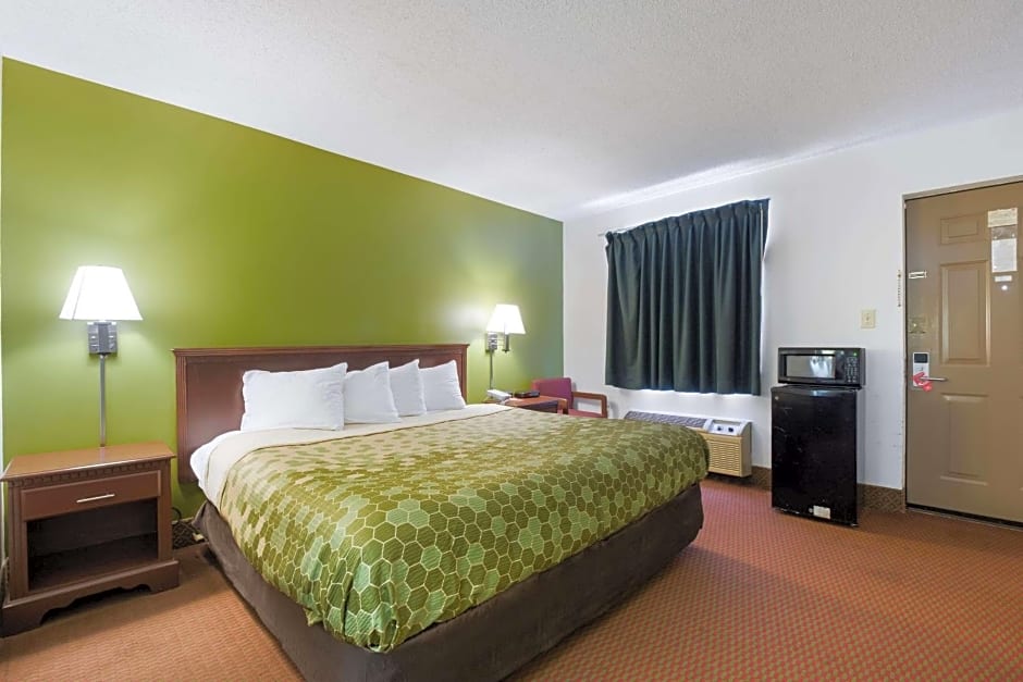 Econo Lodge Inn And Suites East