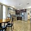 Modern 4BR Penthouse in Downtown by Hosteeva