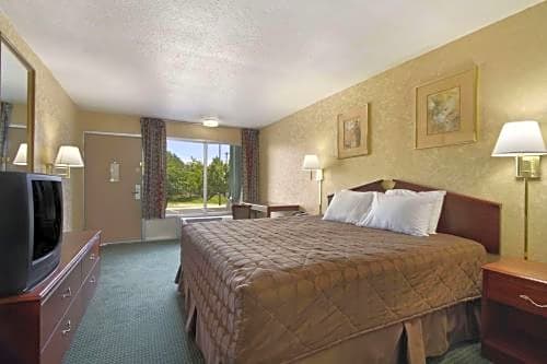 Days Inn by Wyndham Roanoke Civic Center