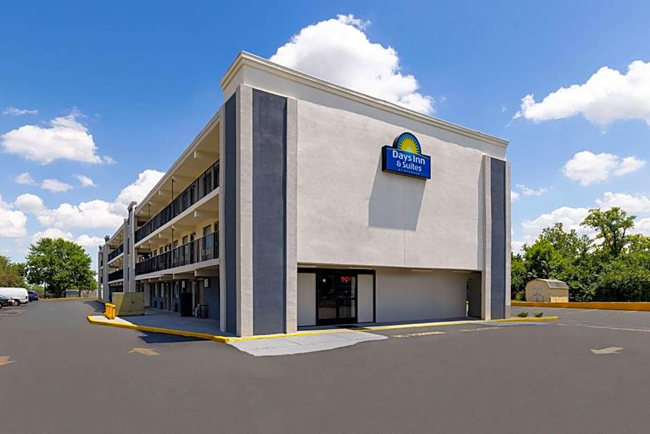 Day's Inn & Suites by Wyndham Indianapolis Airport East