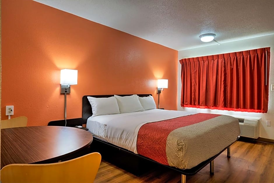 Super 7 Inn