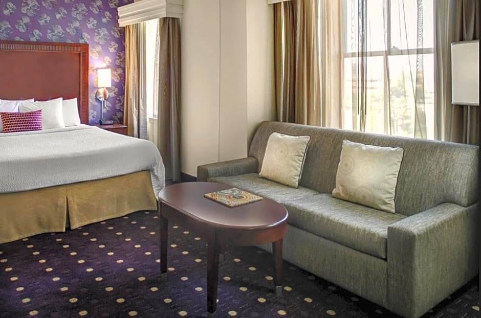 Courtyard by Marriott Kansas City Country Club Plaza