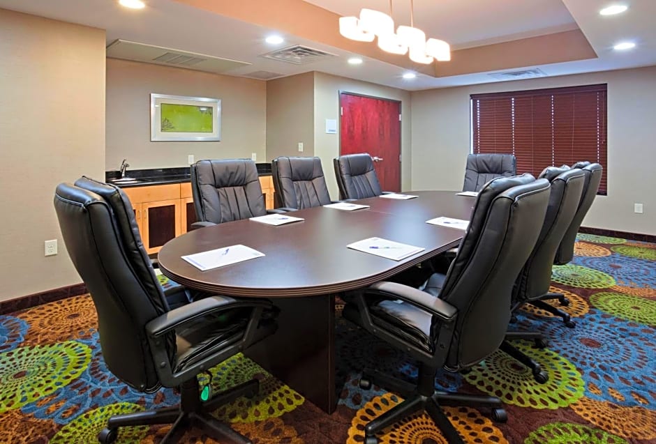 Holiday Inn Express and Suites Rochester West-Medical Center