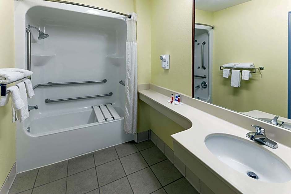 Days Inn & Suites by Wyndham Union City