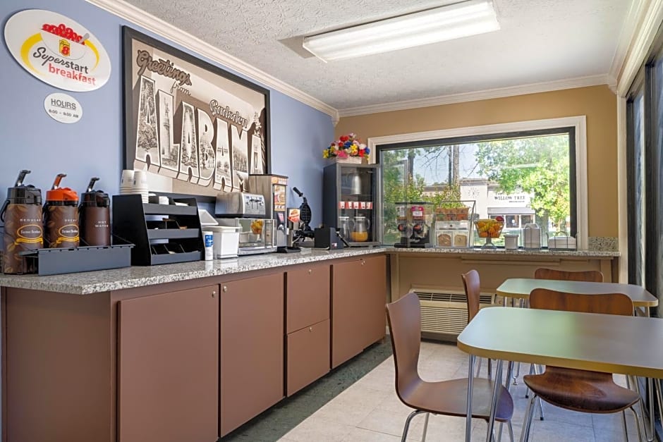 Super 8 by Wyndham Gadsden AL