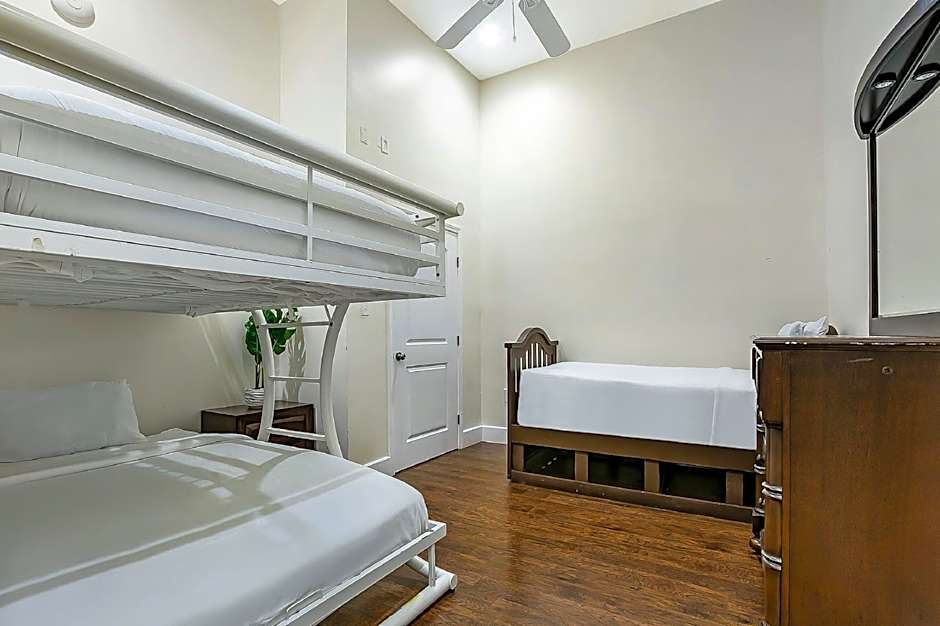 Stylish 4BR condo in Downtown by Hosteeva