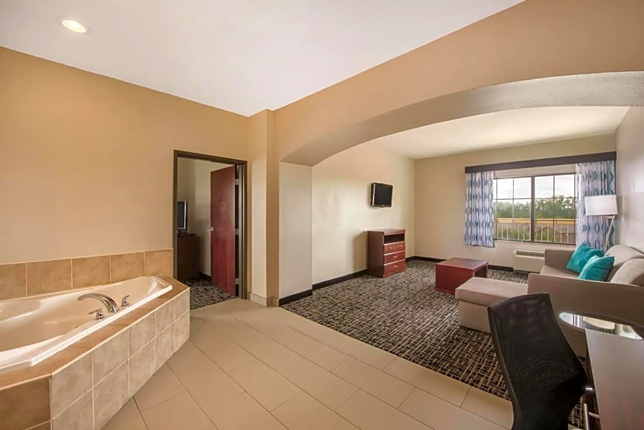 La Quinta Inn & Suites by Wyndham Oklahoma City Yukon