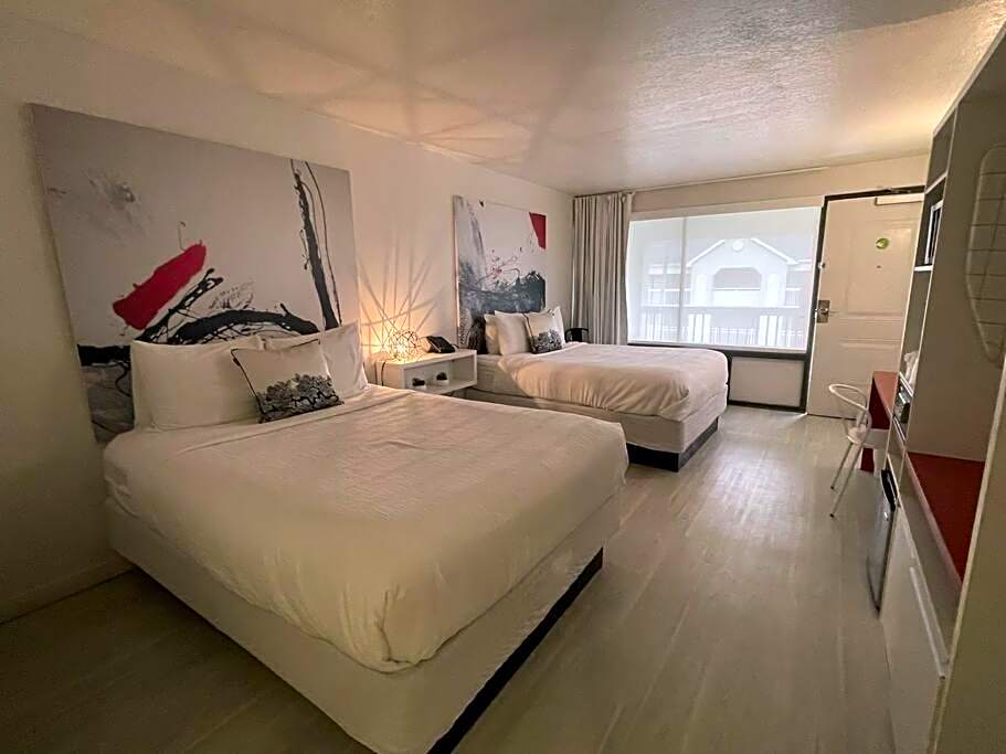 Newly Room in cozy hotel with Super location to the Parks