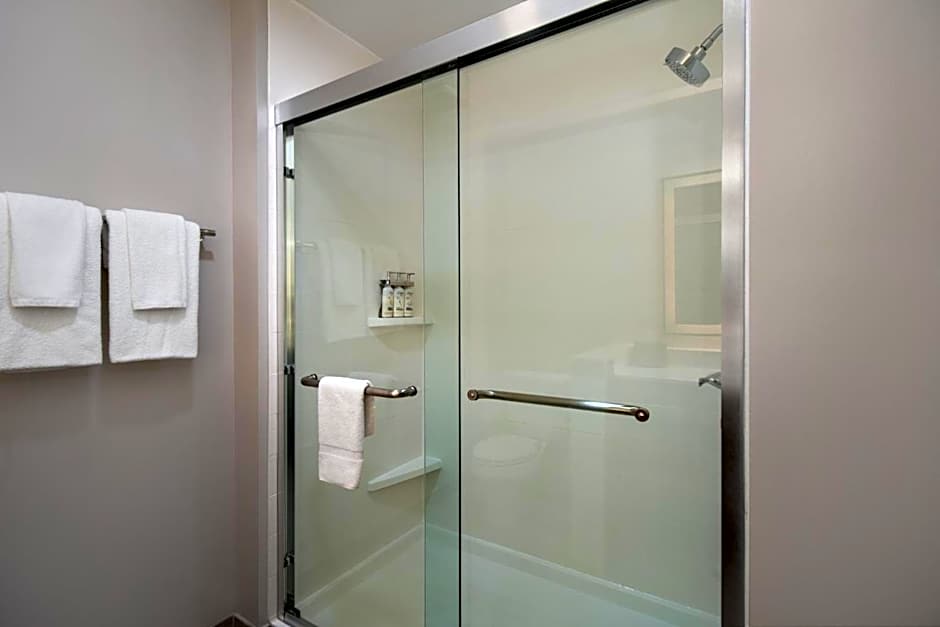 Holiday Inn Express & Suites Muskegon - Grand Haven, an IHG Hotel