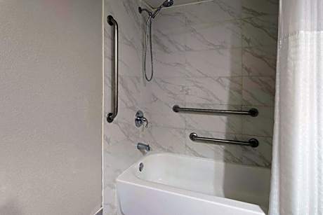 King Room with Bath Tub - Mobility Accessible/Non-Smoking