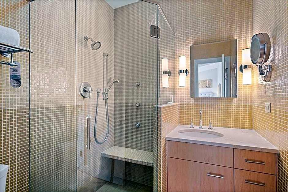 Independence Square 304, Stylish Hotel Room with Downtown Views & Great Location