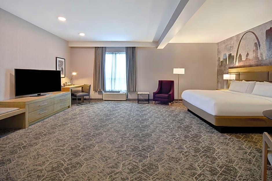 DoubleTree by Hilton St. Louis-Airport