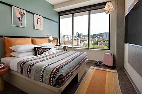 Cozy King - 184 sq. Feet, Guest room, 1 King (Mobility Accessible w/ Roll-in Shower)