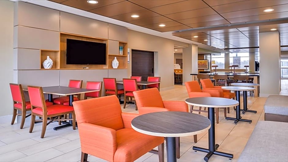 Holiday Inn Express & Suites Parkersburg East