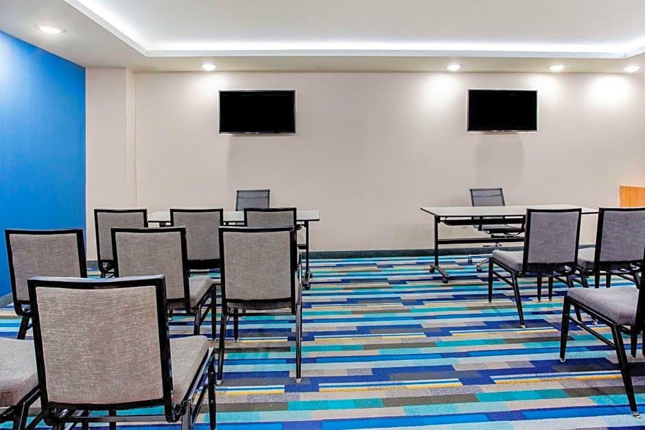 La Quinta Inn & Suites by Wyndham San Antonio Alamo City