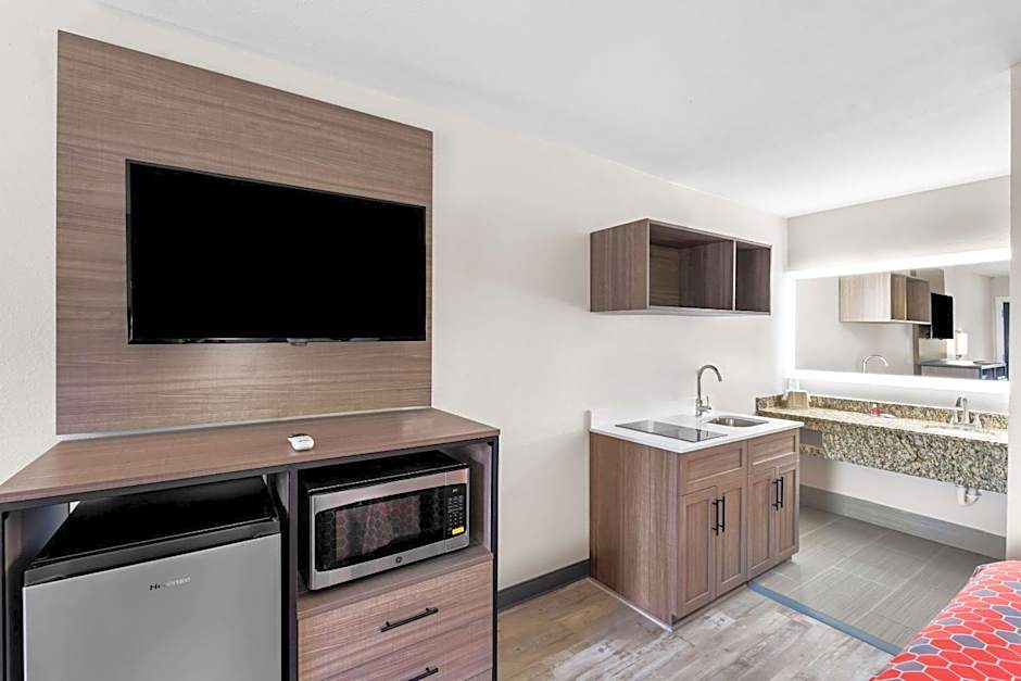 Econo Lodge Inn & Suites