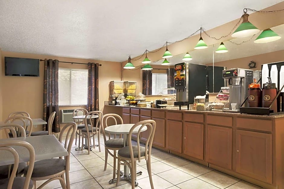 Travelodge by Wyndham Muskegon
