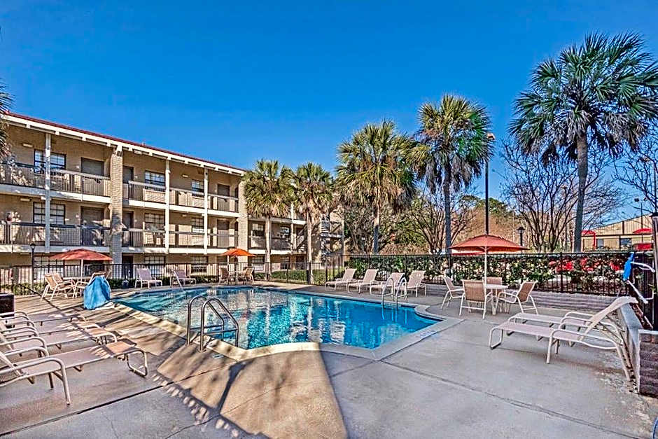 Casa Bella Inn & Suites