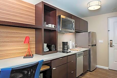 One-Bedroom Queen Suite