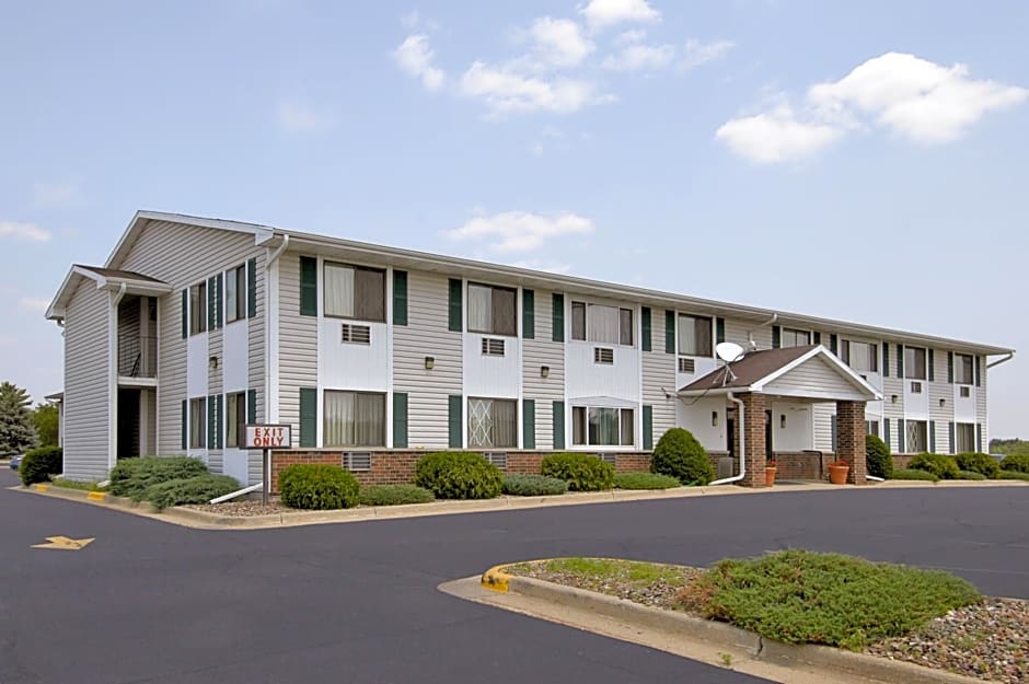 Super 8 by Wyndham Tomah Wisconsin