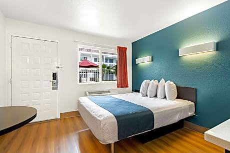 Queen Room - Disability Access - Non-Smoking