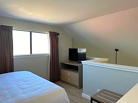 Deluxe  Suite. 2 King Beds and Sofa Bed, Top Floor/ Non Smoking